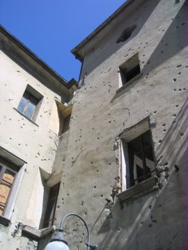 I segni di armi da fuoco sui muri di Casa Nicole a Bard, ricordo della guerra del 1800 contro Napoleone (23442 bytes)